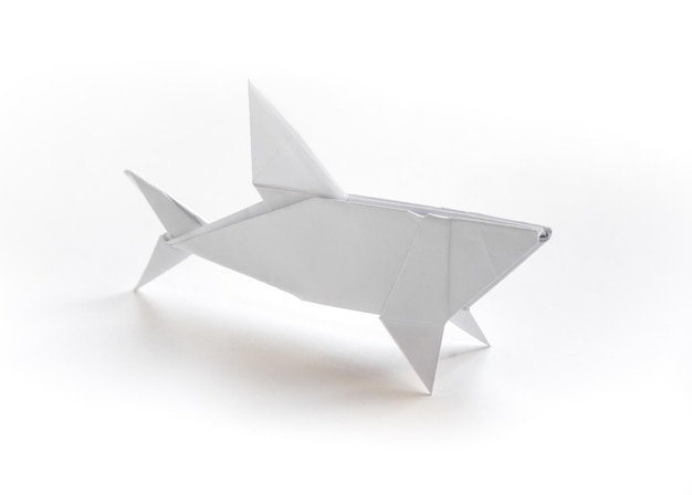 Origami de tubarão de papel isolado em um fundo branco