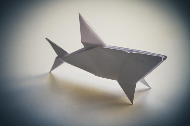 Origami de tubarão de papel isolado no fundo em branco