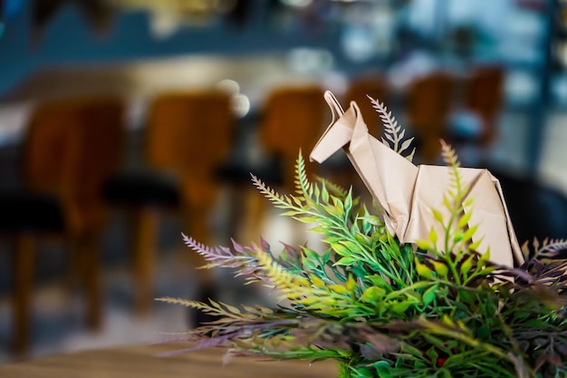 Origami dobrável de papel canguru marrom decora na cafeteria do restaurante