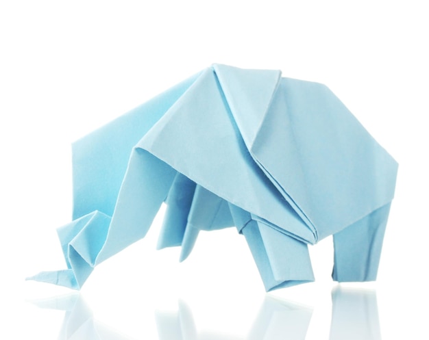 Origami-Elefant aus dem blauen Papier isoliert auf weiß