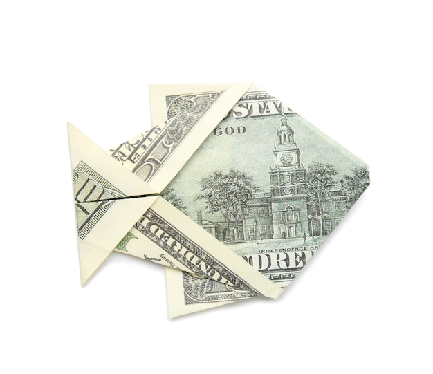 Origami-Fisch aus Dollar-Banknote auf weißem Hintergrund