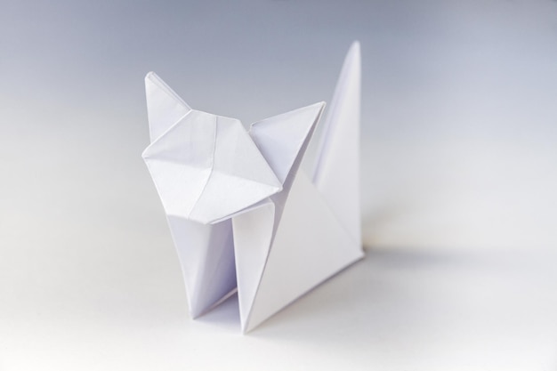 Origami de gato de papel aislado en un fondo blanco