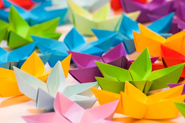 Foto origami hecho a mano, colorido cinco estrellas puntiagudas