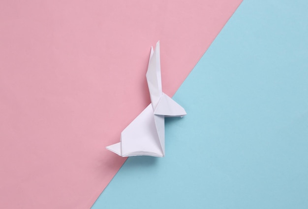 Origami-Kaninchen auf rosa blauem Hintergrund