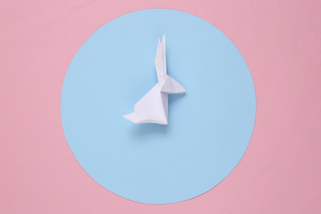 Origami-Kaninchen auf rosa blauem Kreishintergrund