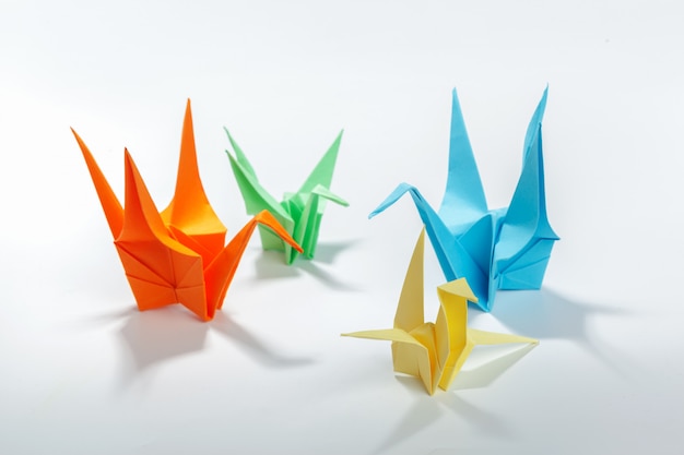 Origami Kran auf weißem Hintergrund