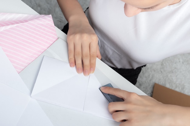 Origami. Manos femeninas hacen una figura