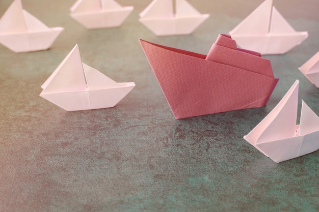 Origami Papierschiff mit kleinen Segelbooten