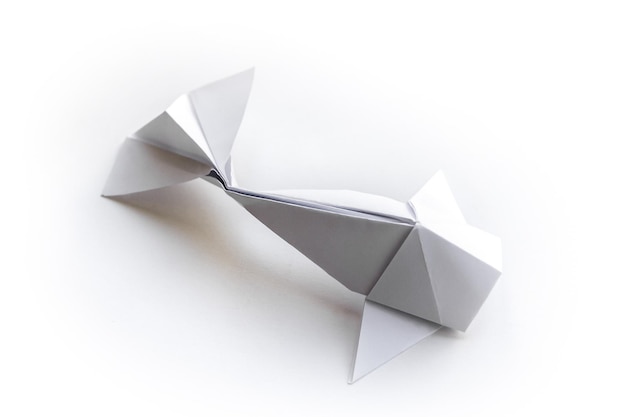 Origami de pez de papel aislado en un fondo blanco