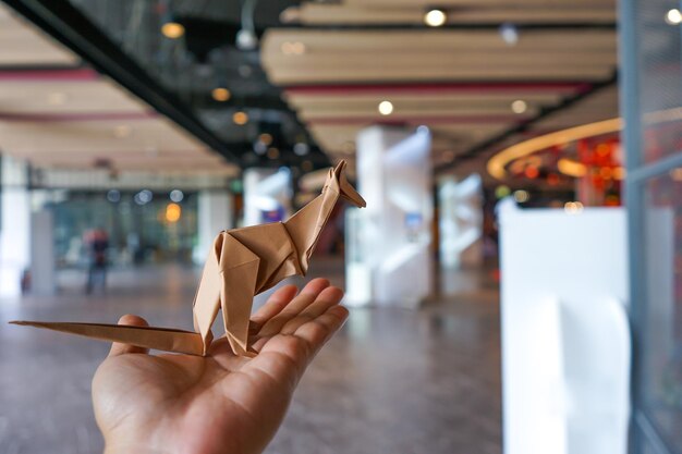 El origami plegable de papel de canguro marrón decora en la cafetería del restaurante