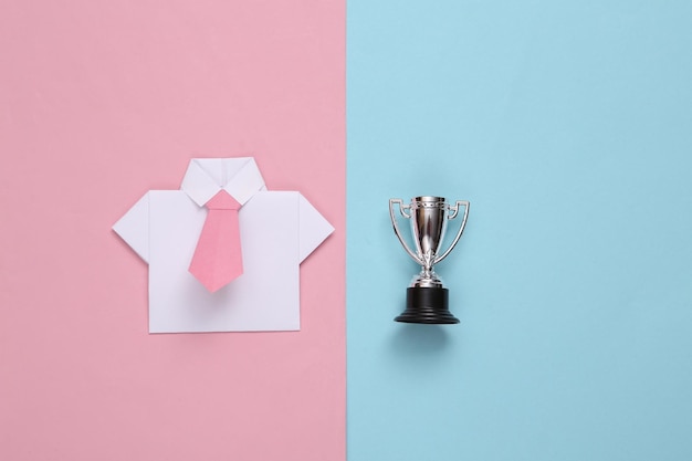 Origami-Shirt mit Krawatte und Sieger cupxAon blau-rosa Hintergrund Leadership Business Concept