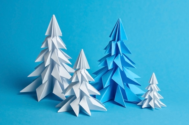 Origami-Weihnachtsbaumzusammensetzung des weißen und blauen Papiers