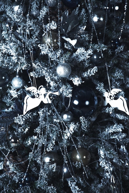 Origens do feriado de Natal da árvore festiva decorada com bolas de Natal e brinquedos na sala de estar. Conceito de feliz ano novo. Decoração de close-up no interior de casa. Copie o espaço para o site