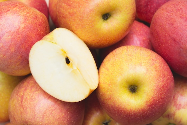 Origens vermelhas da fruta e verdura da maçã. Conceito fresco orgânico saudável.