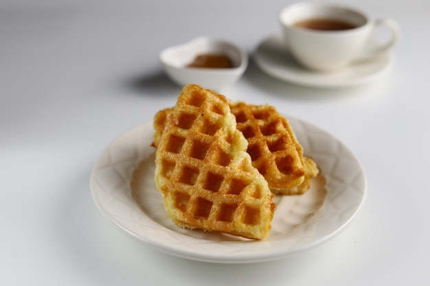 Original Croffle Croissant Waffle on White Plate Dieser in Südkorea beliebte Snack