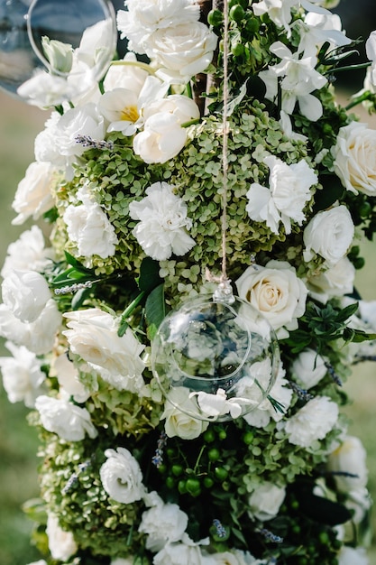 Original decoración floral minivasos de cristal y ramos de flores El arco de la boda está decorado en el bosque Decoración de la boda