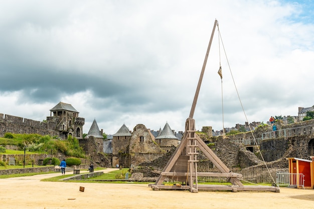 Original Katapult in der mittelalterlichen Burg von Fougeres. Region Bretagne, Département Ille et Vilaine, Frankreich