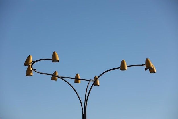 Originelle gelbe Straßenlampe mit blauem Himmelhintergrund