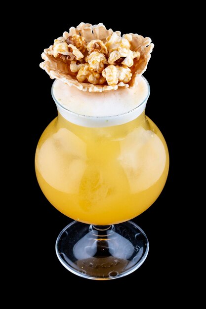 Origineller Cocktail mit Orange und Popcorn auf dunklem Hintergrund