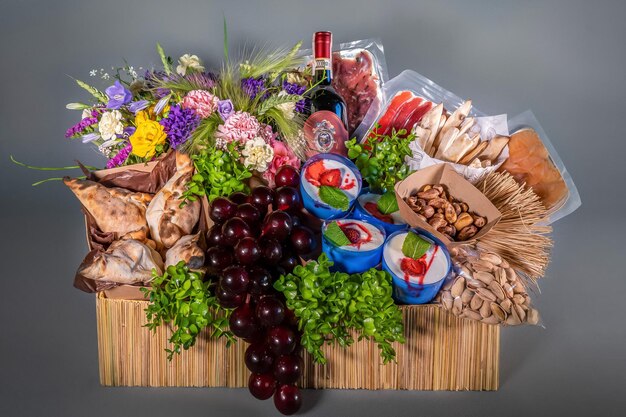 Originelles Bouquet bestehend aus getrocknetem gesalzenem Fisch, gesalzenen Erdnüssen, Crackern, getrocknetem Brot und anderen Biersnacks, isoliert auf schwarzem Hintergrund als männliches Geschenk Linke Ansicht