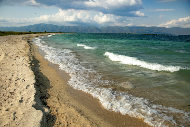 Orilla de arena del mar embravecido en Armenia