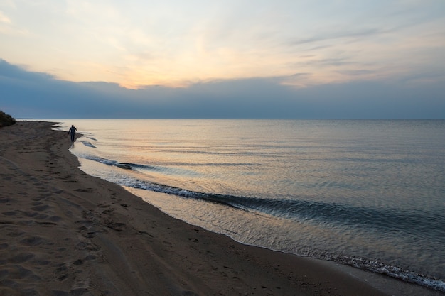 Orilla arenosa del lago Issyk Kul