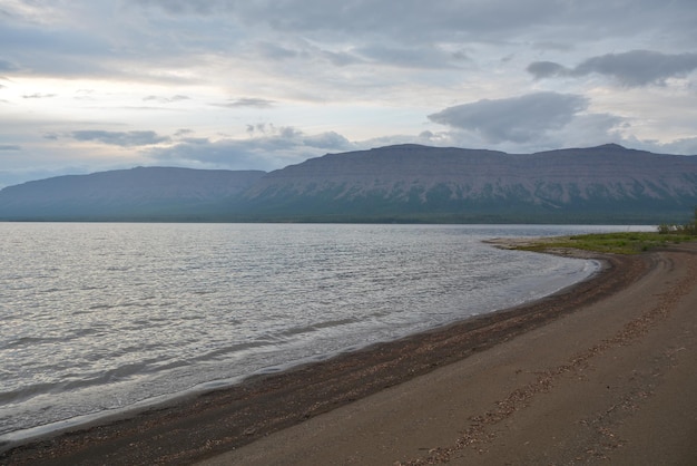 Orilla arenosa del lago en la meseta de Putorana