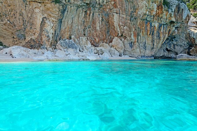 Orilla de Cala Mariolu vista desde el mar