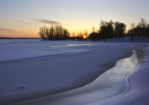 la orilla helada del gran río siberiano y está cubierta de hielo limpio y nieve azul