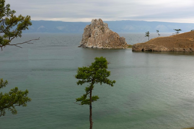 Orilla del lago baikal isla olkhon roca chamán