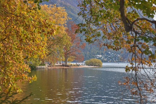 Orilla del lago de Lugano en Suiza