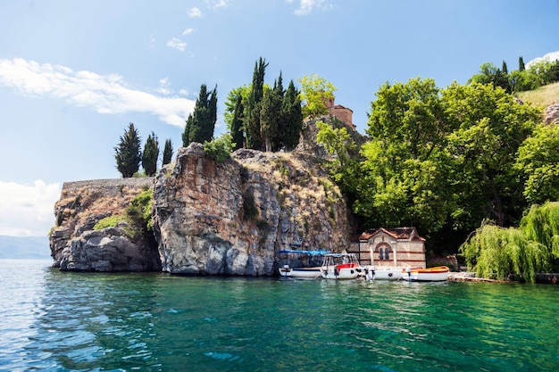 Orilla del lago Ohrid en un día soleado