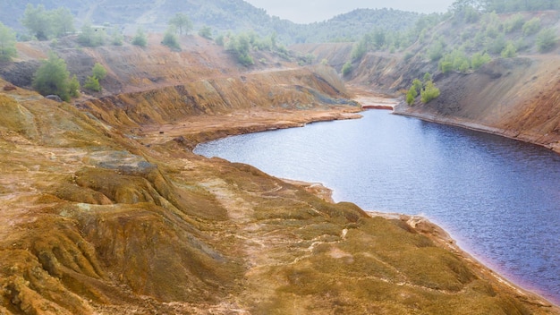 Orilla del lago rojo tóxico a cielo abierto de la mina de cobre abandonada cerca de Sia Chipre