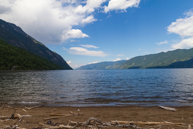 La orilla del lago Teletskoye en Altai