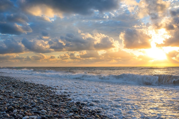 Una orilla del mar al atardecer