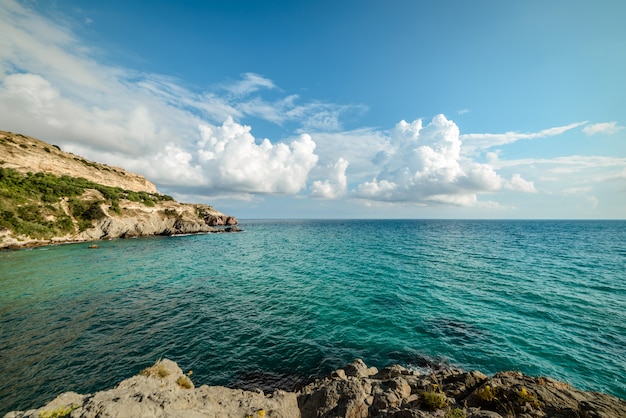 Orilla del mar en día de verano