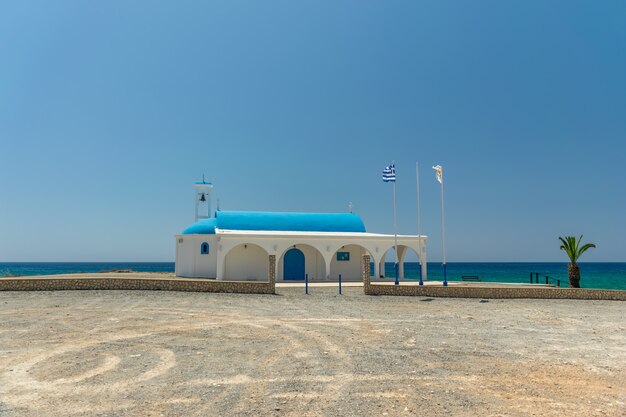 En la orilla del mar está la capilla y la cueva.