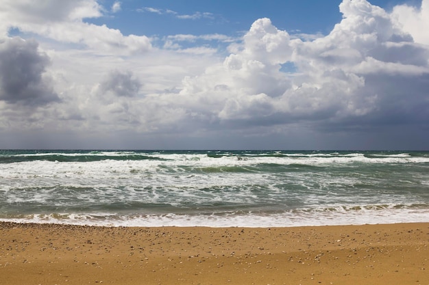 Orilla del mar en Haifa sobre un fondo de nubes