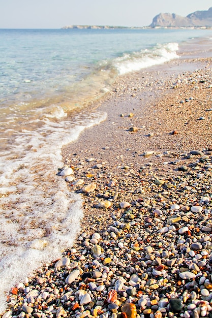 Orilla del mar en la isla de Rodas, Grecia