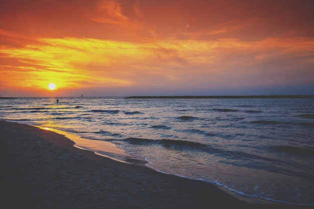 Orilla del mar en la noche Puesta de sol sobre el mar Hermosa playa con espectacular cielo al atardecer