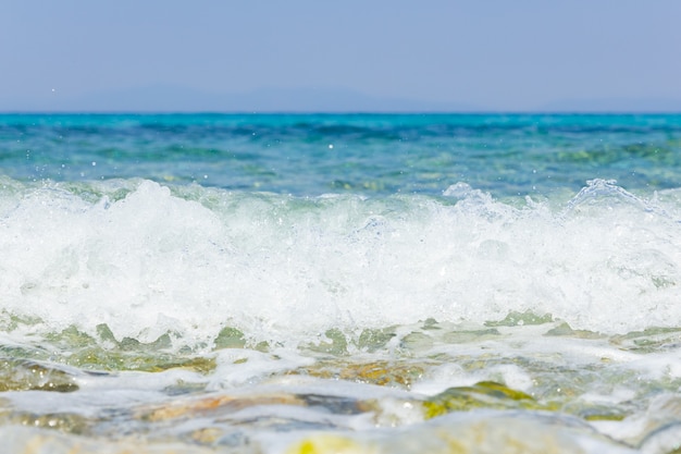 Orilla del mar con olas de mar con espuma