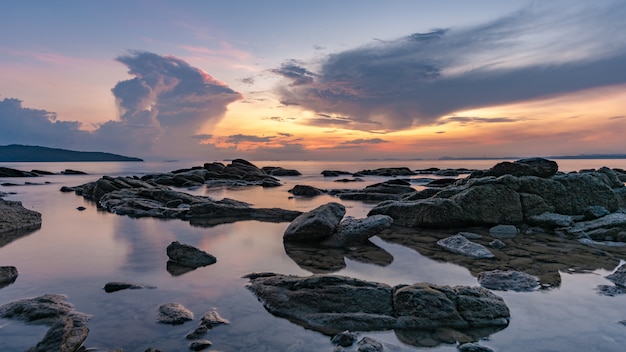 Foto orilla de mar de piedra