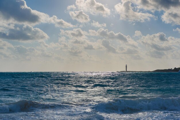 Orilla del mar en la playa del Caribe en el Área Hoteleria en Cancún Quintana Roo México