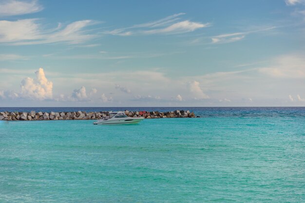 Orilla del mar en la playa del Caribe en la Zona Hoteleria en Cancún Quintana Roo México