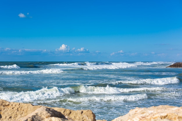 Orilla del mar en Tel Aviv Olas en el mar