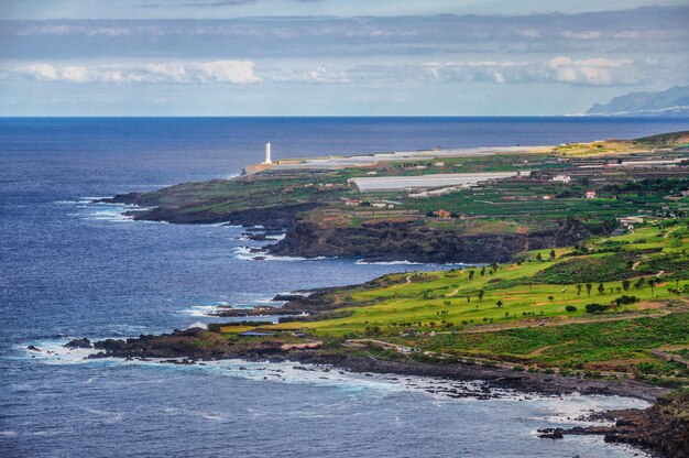 Orilla del océano con olas en Tenerife Islas Canarias