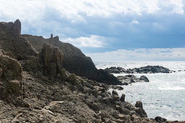 Orilla del océano con rocas de basalto columnar Cape Stolbchaty en la isla Kunashir