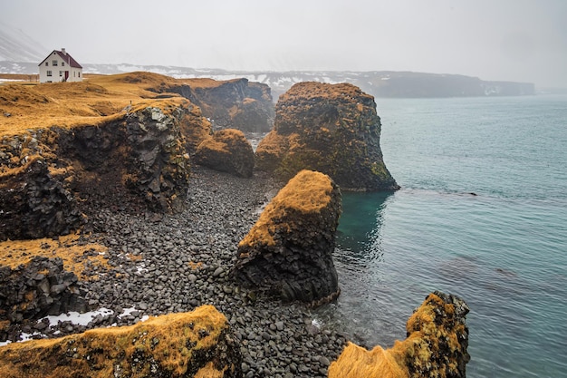 La orilla en el pequeño pueblo de Arnarstapi de la península de Snaefellsnes en Islandia