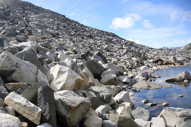 Orilla de piedra de un lago de montaña