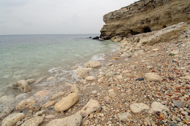 Orilla de piedra del paisaje marino del Mar Negro